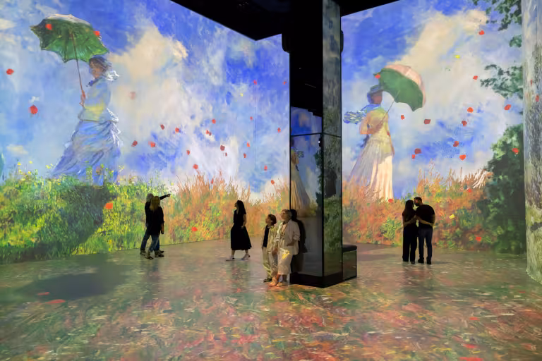 monet women with umbrella