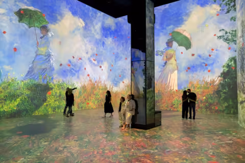 monet women with umbrella
